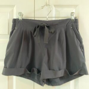 Lululemon Black Pleated Ribbon Drawstring Cuffed Short 3” Size 8